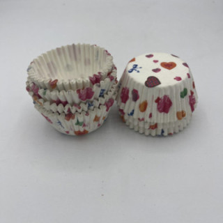 Beyaz çeşitli renkli kalp desenli cupcake kalıbı adet:20