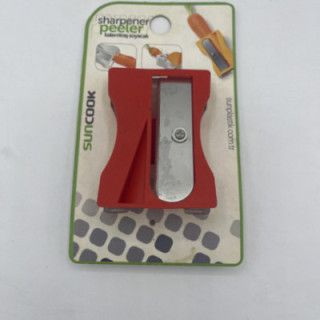 Kırmızı renk kalemtraş soyacak