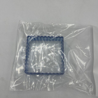 Mavi plastik kurabiye kalıbı (tırtıklı kare)