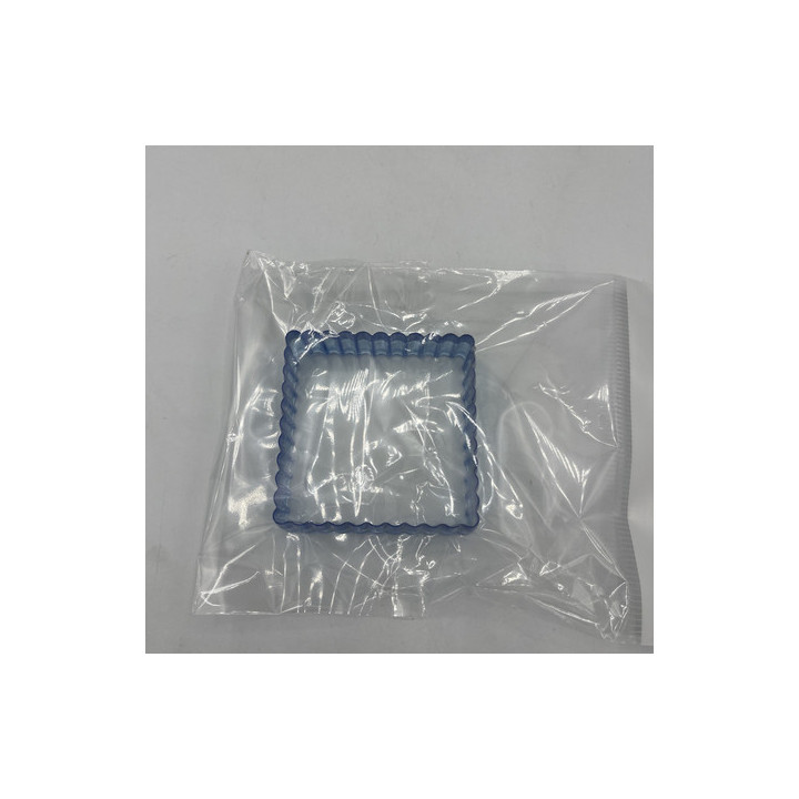 Mavi plastik kurabiye kalıbı (tırtıklı kare)