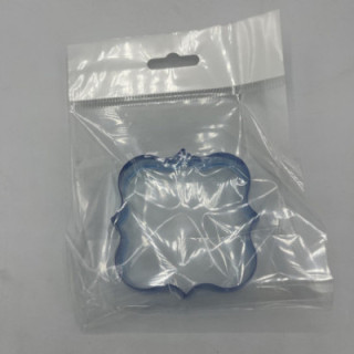 Mavi plastik kurabiye kalıbı (kareli şablon kenarları çıkıntılı)