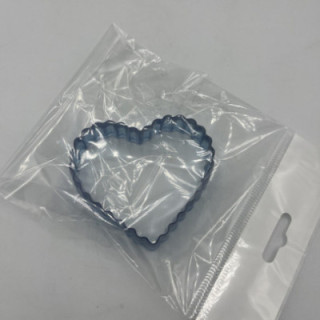 Mavi plastik kurabiye kalıbı (tırtıklı kalp)