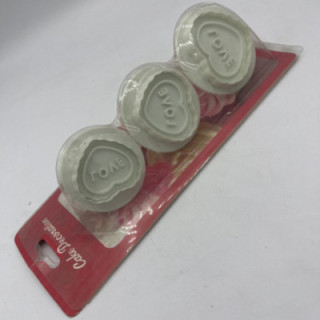 Üçlü beyaz love yazılı kalp şekilli basmalı kalıp plastik