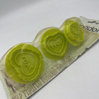 Üçlü yeşil love yazılı kalp şekilli basmalı kalıp plastik