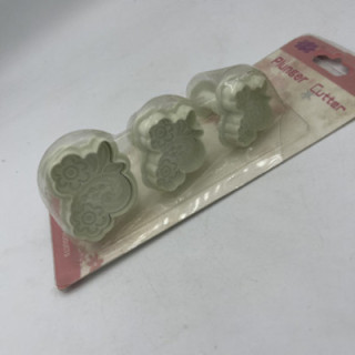 Üçlü beyaz küçük çiçek motifli basmalı kalıp plastik