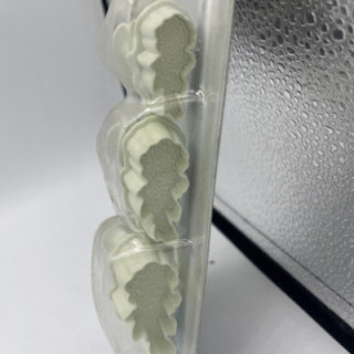 Üçlü beyaz ince yaprak şekilli basmalı kalıp plastik kopat