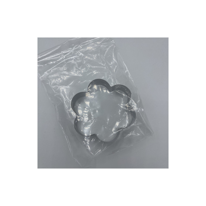 Büyük çiçek şekilli metal kurabiye kalıbı