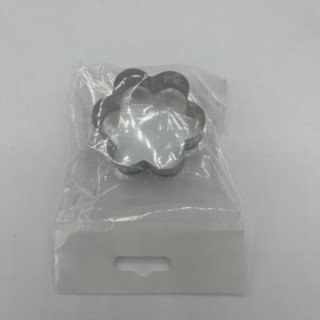 Küçük çiçek şekilli metal kurabiye kalıbı