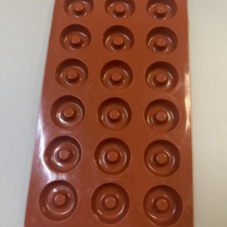 Kahverengi 18 bölümlü ortası delik yuvarlak silikon kalıp