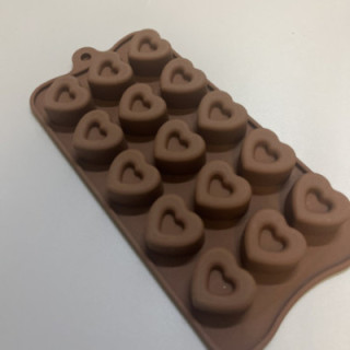 Ortası kalpli kalp desenli kahverengi silikon kalıp