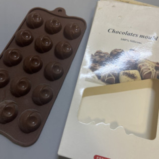 Kenarı noktalı kahverengi çikolata kalıbı