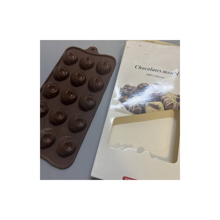 Kenarı noktalı kahverengi çikolata kalıbı